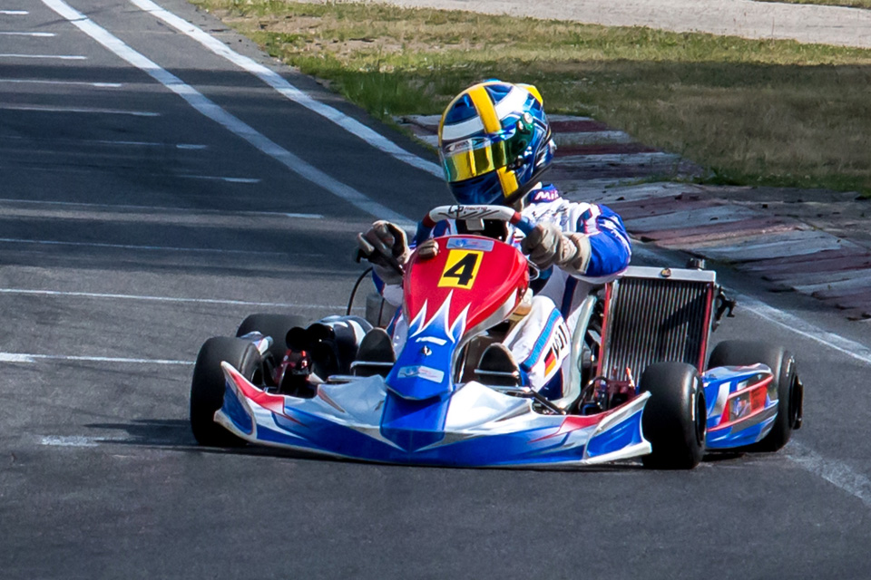 Julian Müller feiert tolles Renndebüt in der Schaltkartklasse