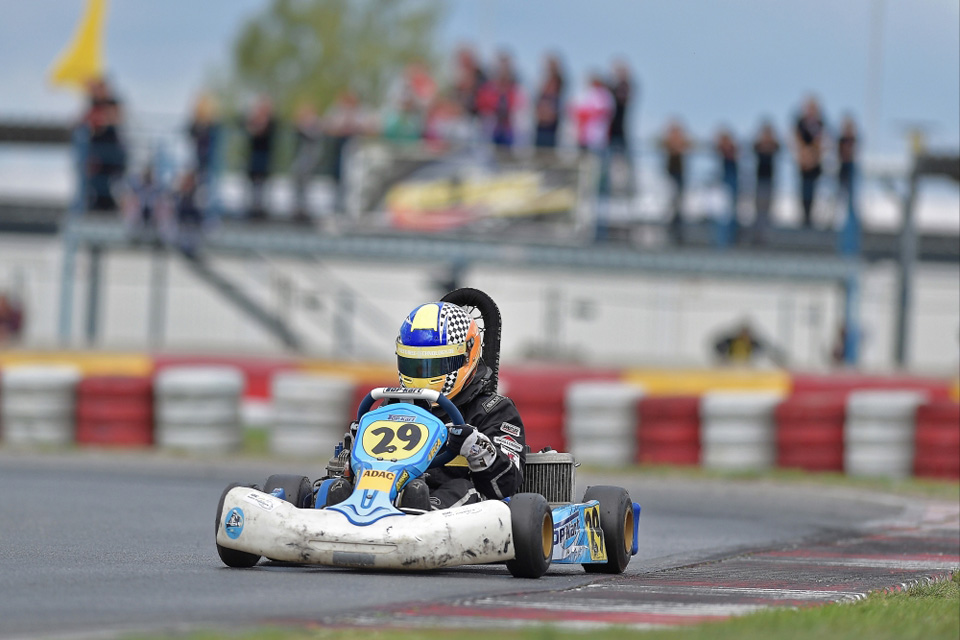 Tim Hartelt in Bestform: Pole-Position und Doppelsieg beim RMKC Finale