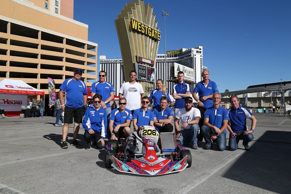 Mach1 Kart fährt in Las Vegas auf Siegerpodium