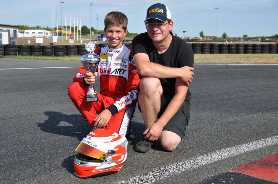 Maximilian Schulte – den Pokal im Gepäck!