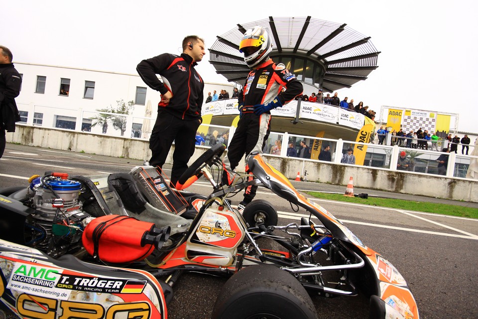 Tim Tröger rast beim ADAC Kart Masters auf das Podium