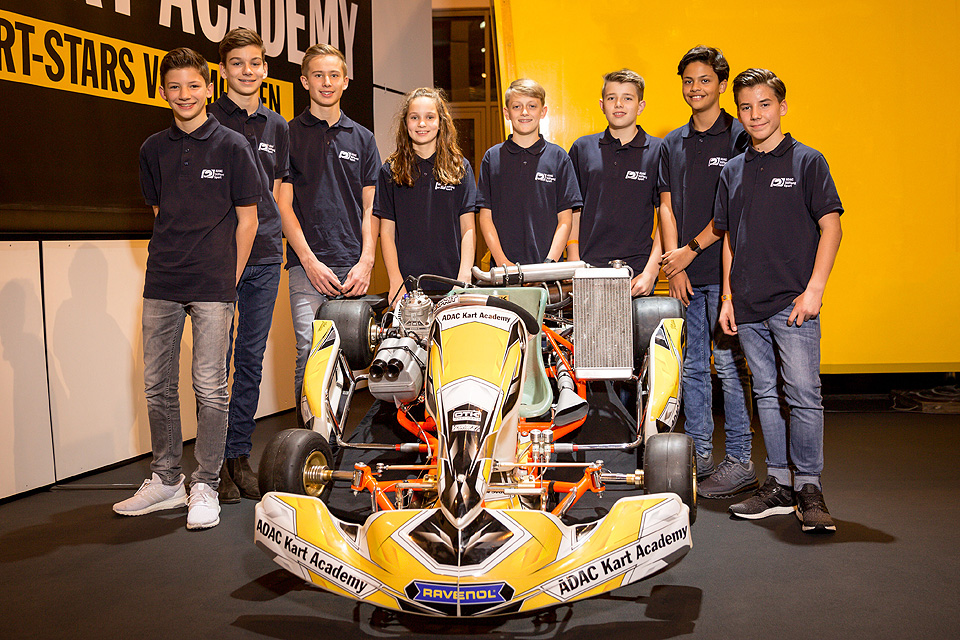 Neun Kartfahrer in der ADAC Stiftung Sport