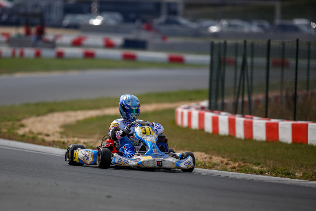 Tim Tröger mischt beim ADAC Kart Masters vorne mit