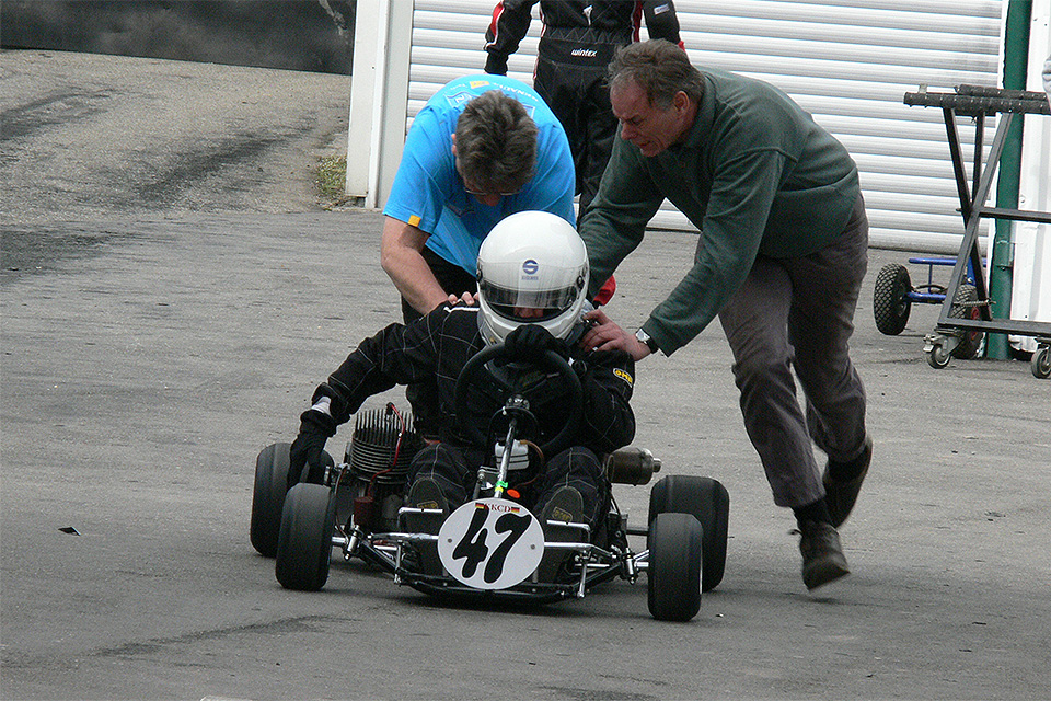 Die Klassik Kart Fahrer rollen endlich wieder zum Start