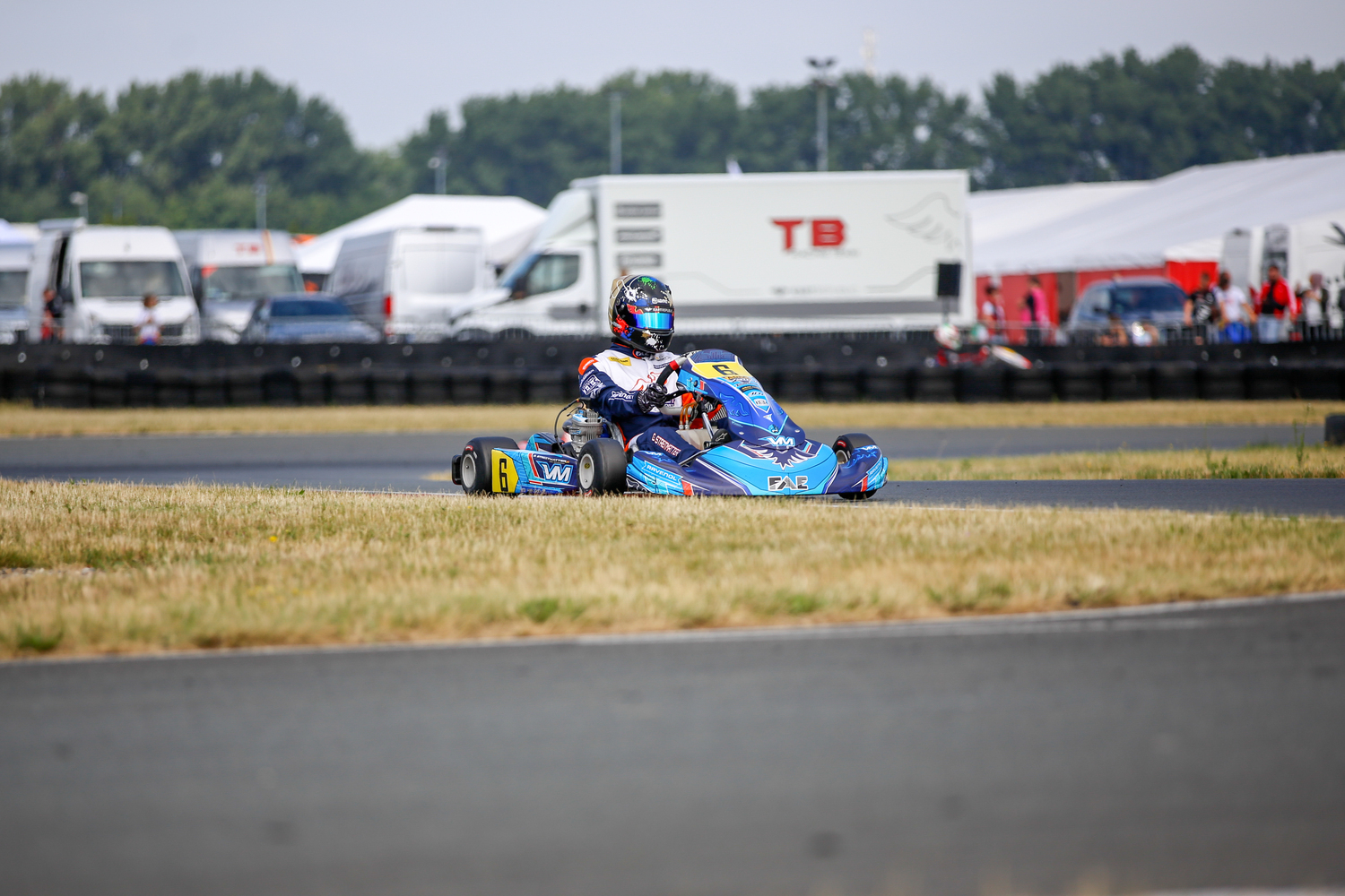 Gabriel Streitmatter mit Pole und Pokal in Oschersleben