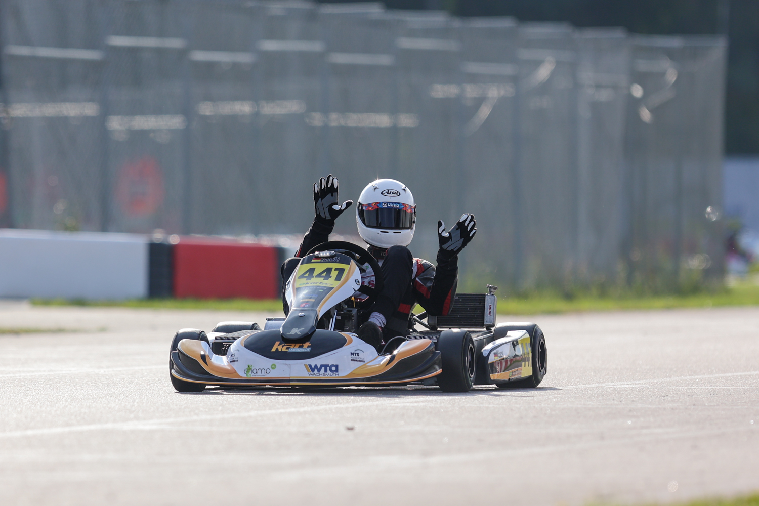 Julien Koch gewinnt E-Kart-Premiere in Wackersdorf