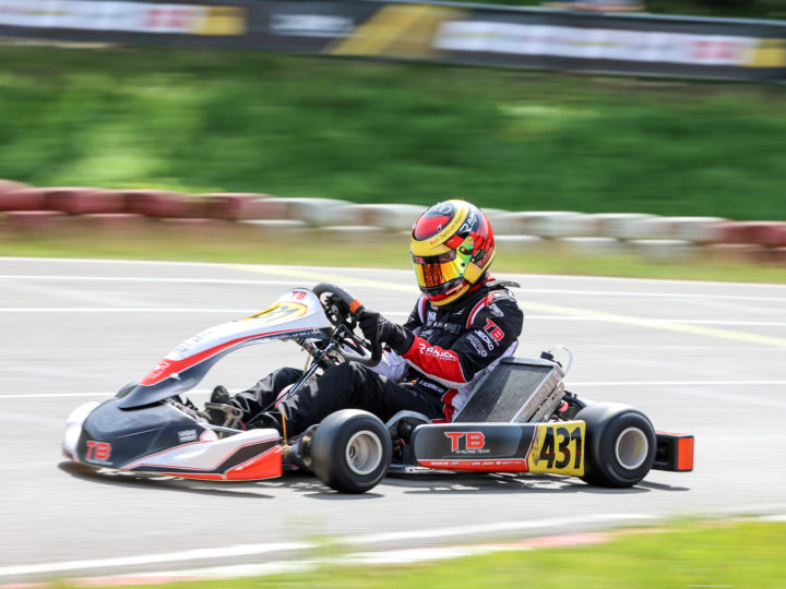 TB Racing Team-Schaltkartrookie fährt auf Siegerpodium