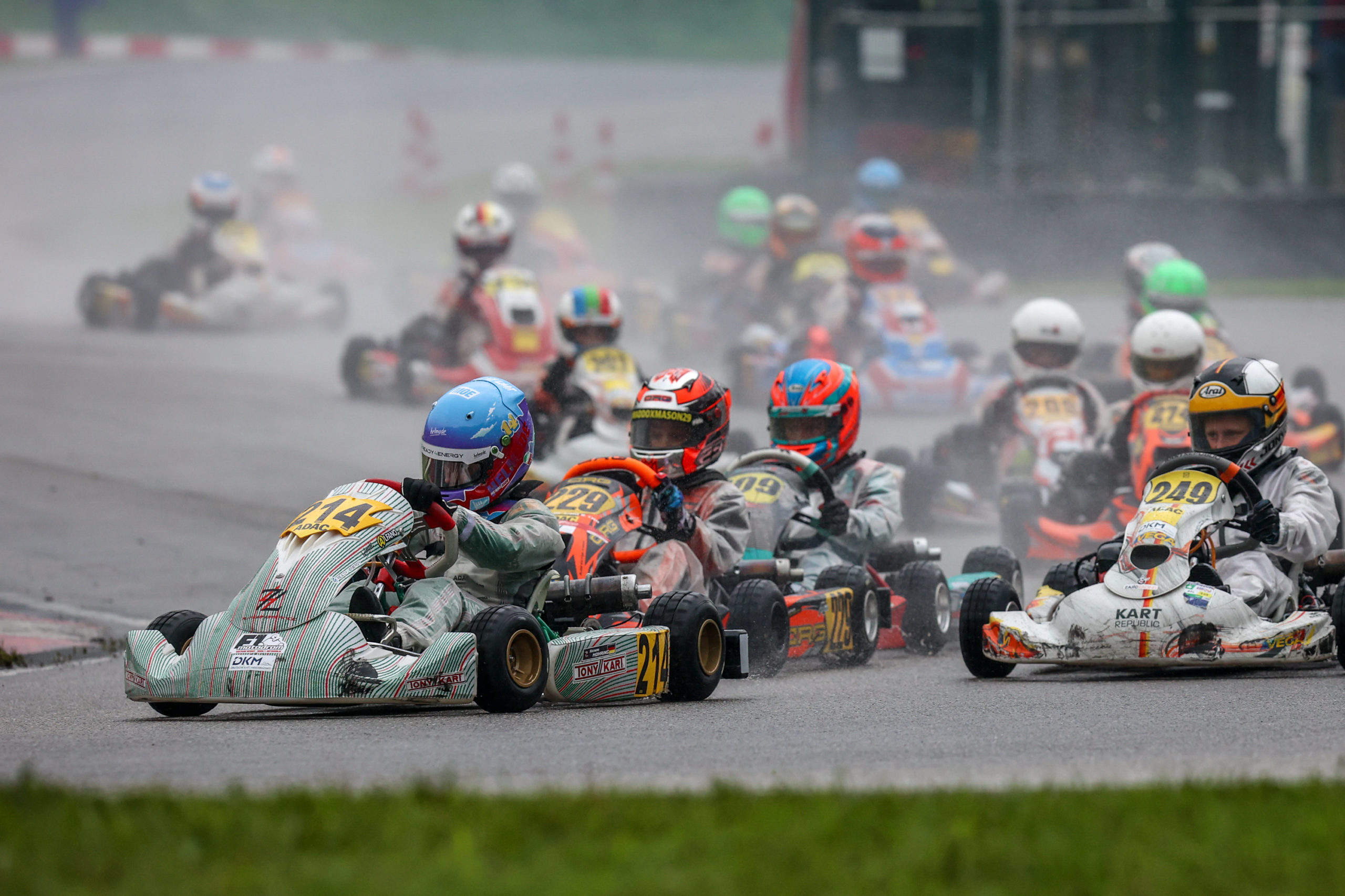 Henri Möhring feiert Pole-Position und Podium beim DMKM-Halbzeitrennen