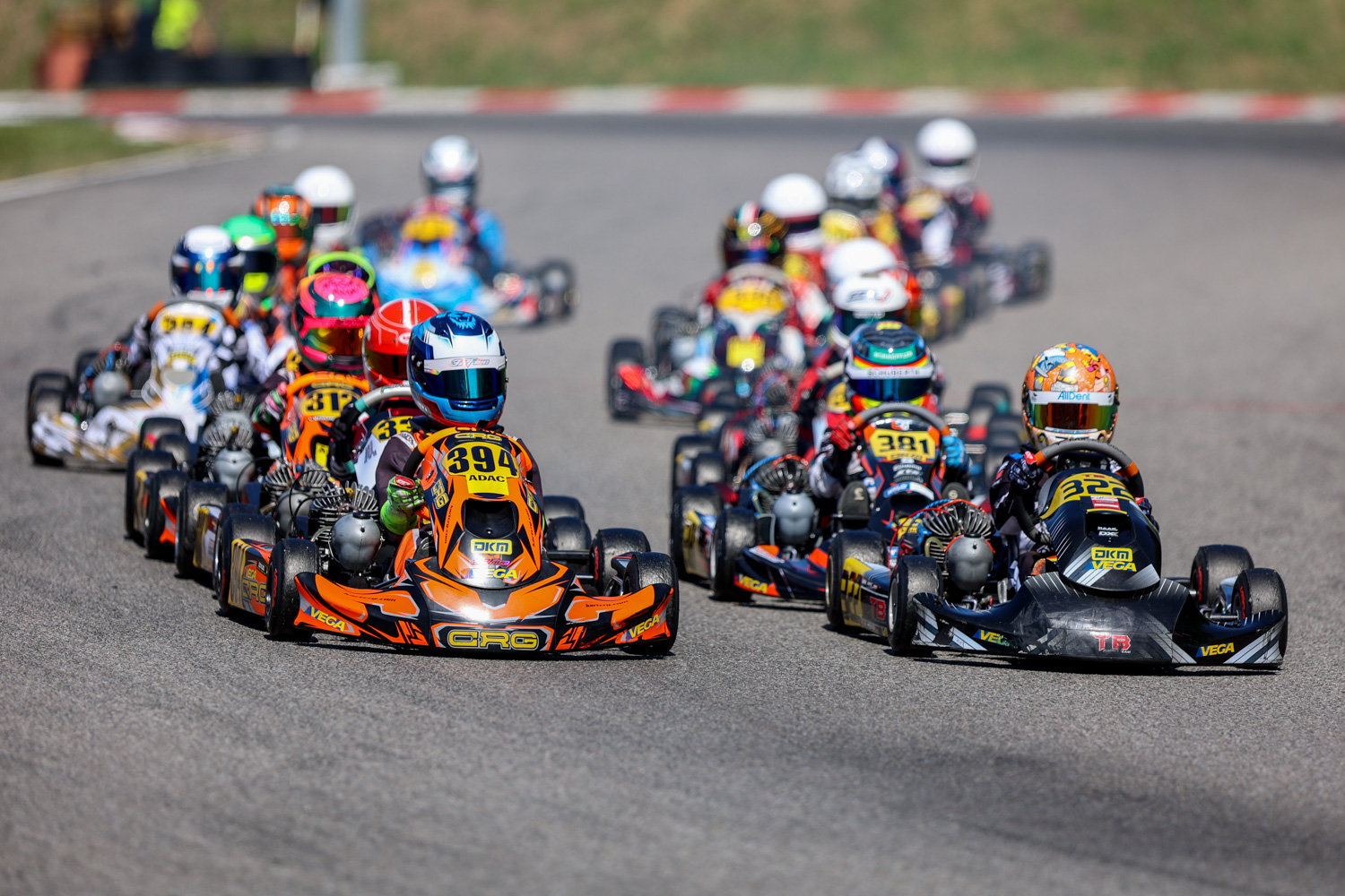 Spannung zur Saisonhalbzeit des ADAC Kart Masters in Ampfing